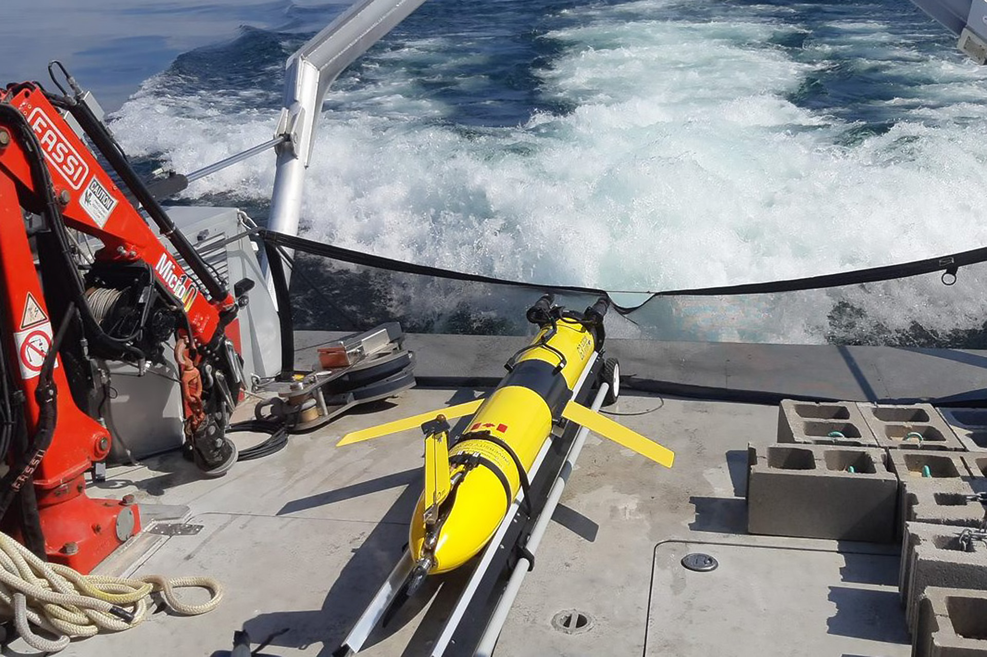 Above: RAEON’s Slocum glider, Sturgeon, on DFO’s research vessel, Cisco. Image: Department of Fisheries and Oceans. Inset: Trans